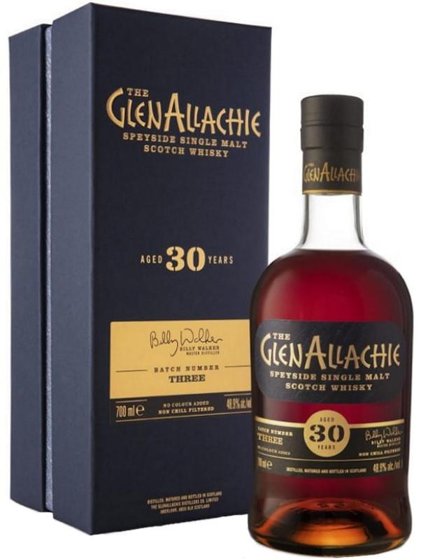 Szkocka 30-letnia whisky Glenallachie Batch 3 w pojemności 0,7 litra i mocy beczki 48,9% z luksusowym pudełkiem w kolorze królewskiego błękitu i złotymi detalami. 