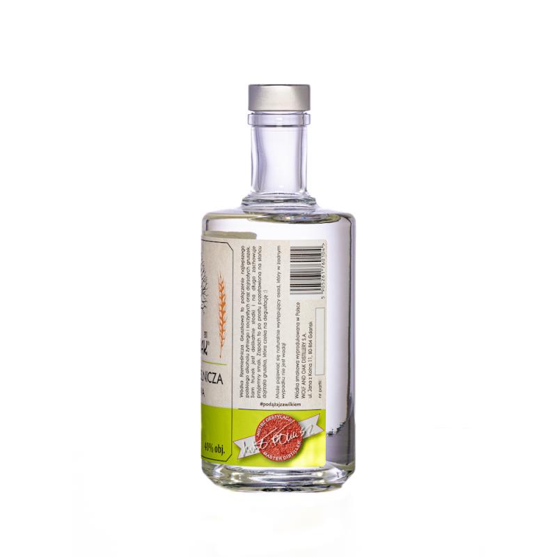 Butelka Wódki Wolf & Oak Rzemieślniczej Gruszkowej 0,7L 40% na jasnym tle.