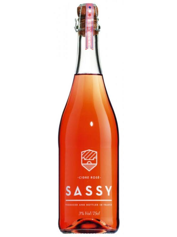 Różowy, delikatny cydr francuski z Normandii. Elegancki, naturalnie różowy cydr francuski produkowany przez słynny dom cydrowy Maison Sassy w historycznym Château de Sassy. (1)
