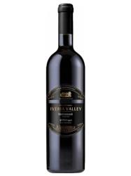 Obrazek dla: Klasyczne, niezwykle cenione czerwone wino półsłodkie od renomowanego producenta Schuchmann Wines Georgia. Powstaje w słynnej mikrostrefie Kindzmarauli położonej w regionie Kachetia  sercu gruzińskiego winiarstwa.